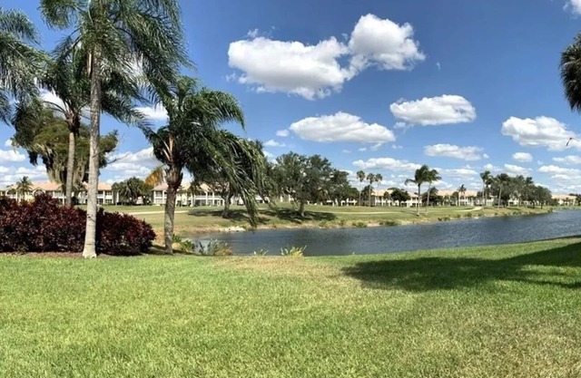Updated 2 Bed/Bath Beautiful Golfcourse Condo with full amenities! Fort Meyers