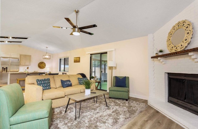 Summer Sale! Glimmering Jacksonville Getaway Grill Mayo & Beach~Sleeps 7