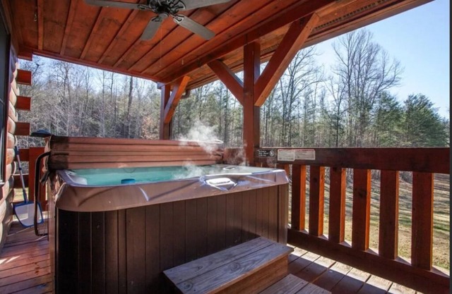 Fall Getaway Cabin w/ hot tub - dog friendly!