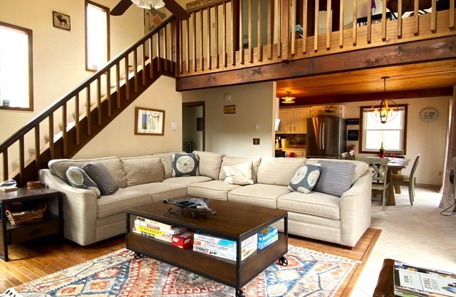 Walking distance to beach in amenity filled "The Hideout" Tall Hill Lake Chalet