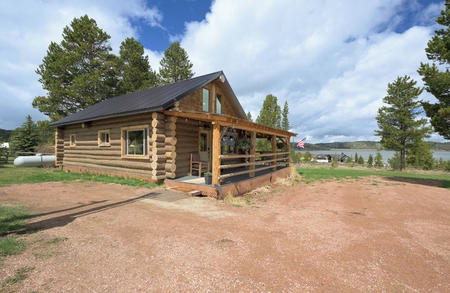 Log Cabin, Lake Views & Dog Friendly at GTL
