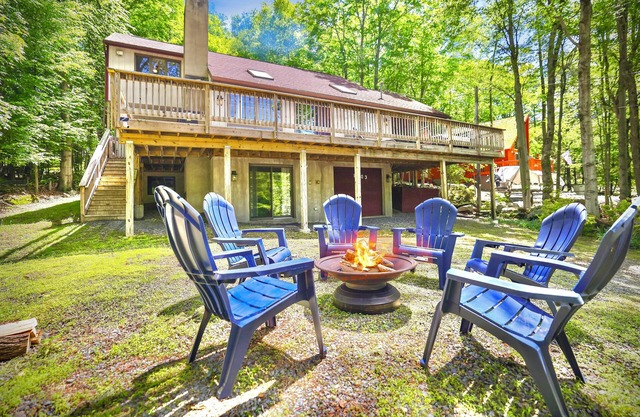 HIDEOUT COTTAGE-SPACIOUS SLEEPS 13+BIG DECK+SMART TVs+FIRE PIT+GAME+KAYAKS+BIKES