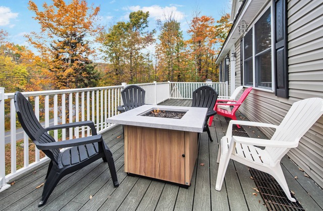 FallTime FAMILY VermonT Getaway - Hot Tub- Game Room- Fire Pit