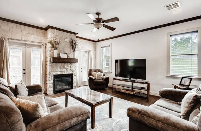 Espaciosa casa de 4 habitaciones y 4 baños en el centro de Dallas 8 camas - PISOS DE MADERA NUEVOS EN HABITACIONES