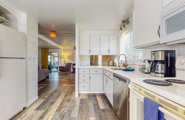 Family and dog-friendly getaway with deck, firepit and private hot tub