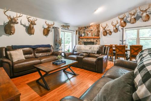 Family Cabin with Hot Tub 10 Mi to The Dells!