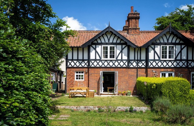Cosy Suffolk Cottage - Big Beds, Gardens, Dog Friendly