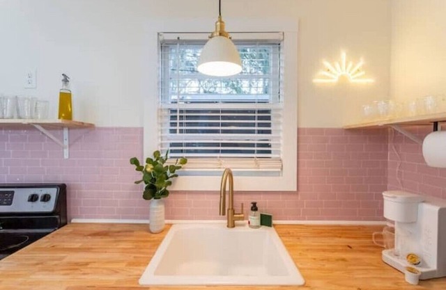 Family & Dog Friendly Fun New Renovation w/ Pool!