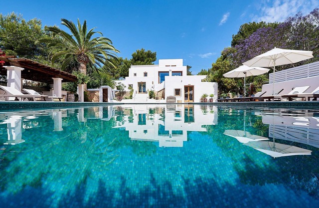 Casa de campo auténtica y familiar con piscina grande y licencia