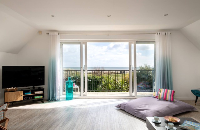 ¡Casa de playa familiar recientemente renovada con bañera de hidromasaje! Excepcionales vistas al mar