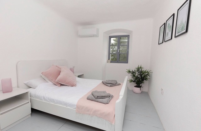 Family friendly, charming 3 bedroom house with AC and WIFI in beautiful Nerezine