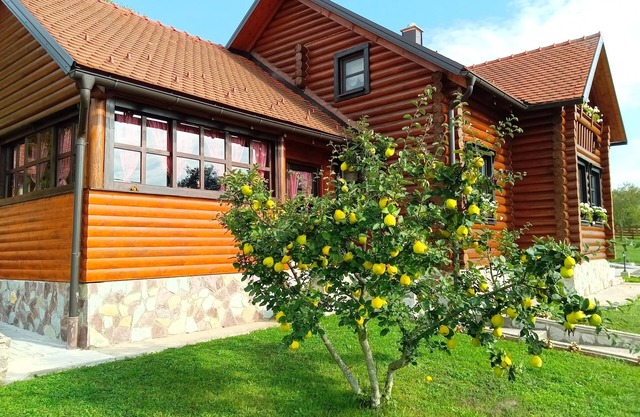 Casa familiar con estacionamiento Otocac, Velebit (K-20654)