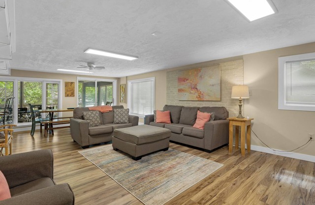 Family-Friendly Lakefront Home | 5 Bedrooms | Dock, Wi-Fi, Smart TVs, Grill