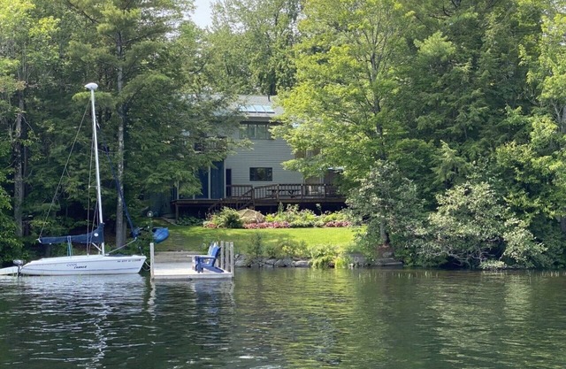 Casa familiar frente al lago