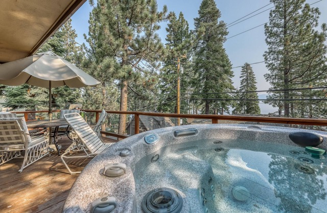 Family-friendly lodge w/ lake views, private hot tub, & spacious interior