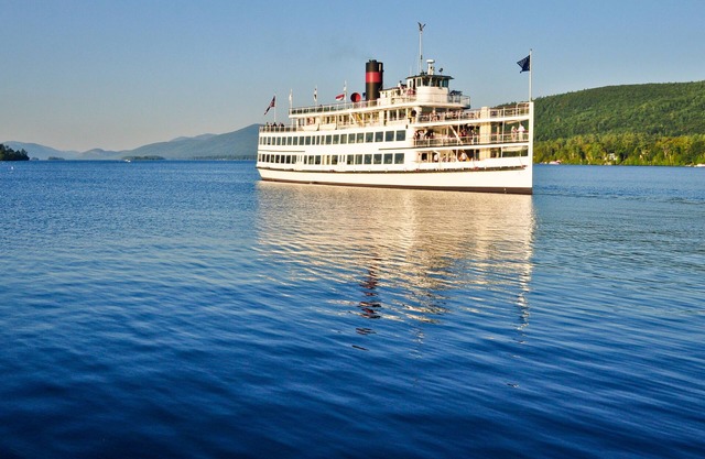 Lake George Village y la playa Million Dollar a solo unos pasos