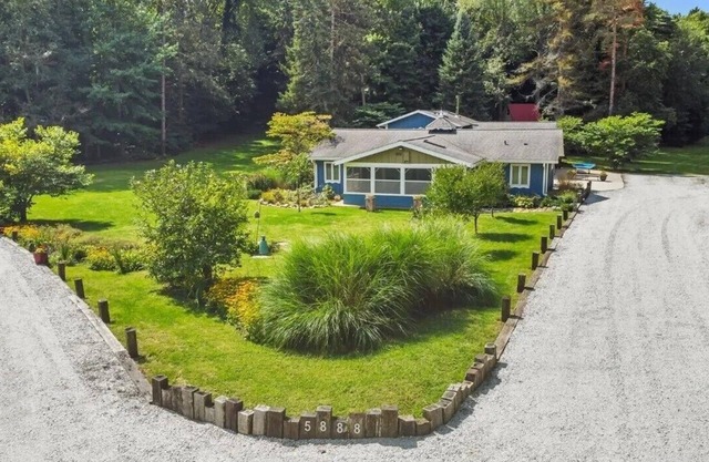Family Friendly Retreat, sleeps 12+, Pole Barn with games, Large inground pool