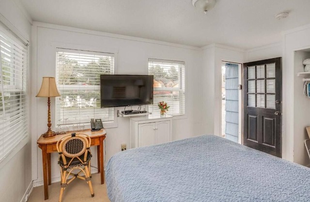 Family-Friendly Rooms with Easy Beach Access! Onsite Parking!