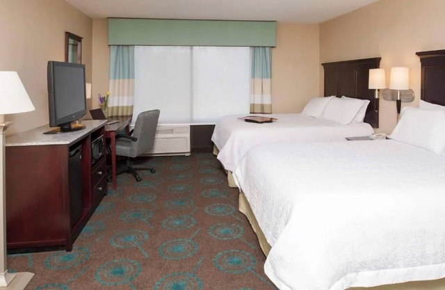 Family-Friendly Suite w/ Full Kitchen & Pool Access – Close to Notre Dame
