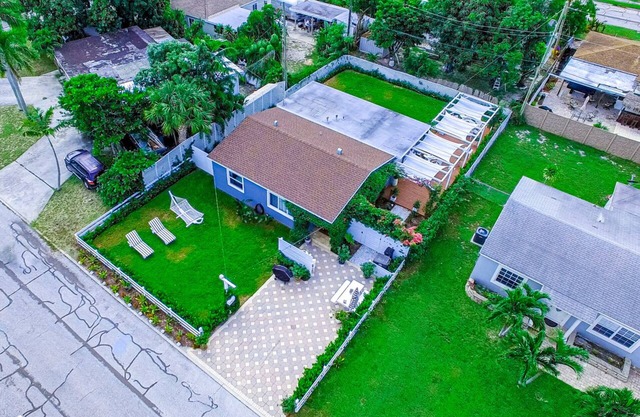 Family friendly home close to shops and beaches. 2 miles from PBI