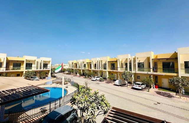 Área de juegos con piscina en villa apta para familias