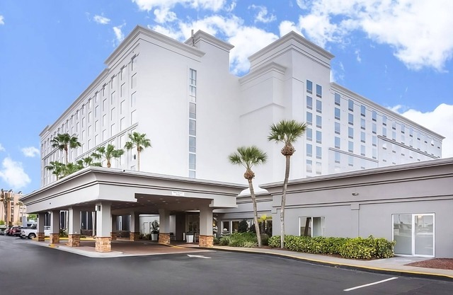 Family & Friends Escape! 2 Spacious Rooms w/ Living Room & 2 Double Beds, Pool
