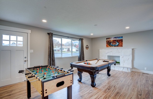 Comfortable Modern Home w/ Hot Tub & Game Room
