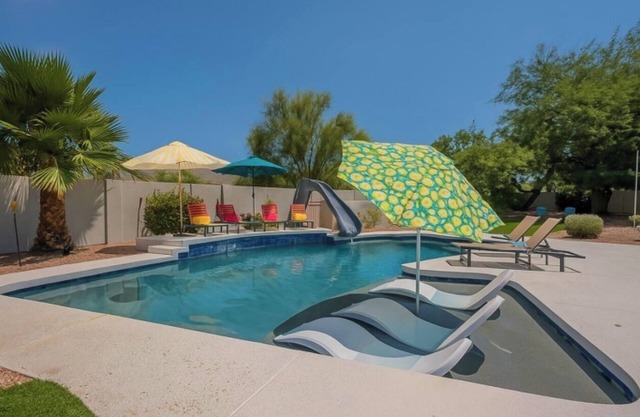 Stunning 5 Bed Luxury Oasis, Heated Salt Pool/Hot Tub, Large Yard For Games