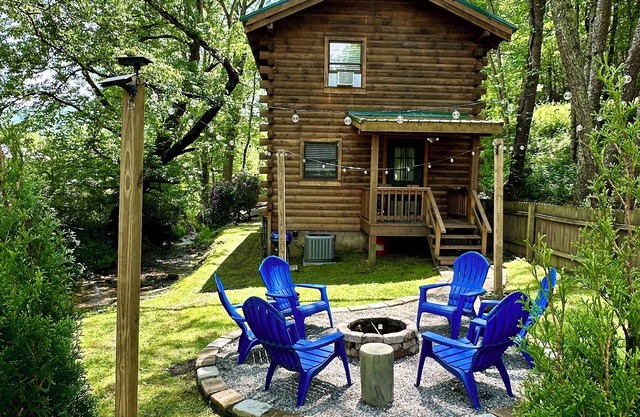 Family Getaway in a Classic Cozy Log Cabin