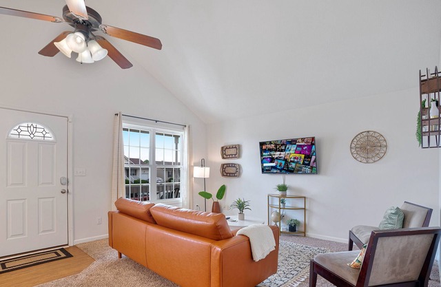 Family Haven: Acogedora casa de 3 habitaciones, 2 baños con un patio trasero cercado y seguro
