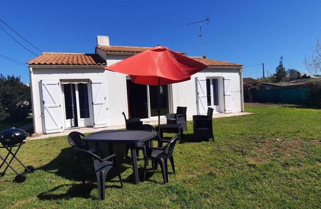 Casa de familia con jardin a 2 km de la playa de Sion sur l'Ocean.