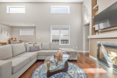 Family Home 4BR - Near Airport! FREE Banff Pass - BBQ - Netflix - Gym - Games!