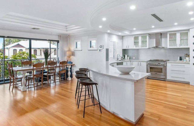 Family Home close to Beach, Public Transport with Pool