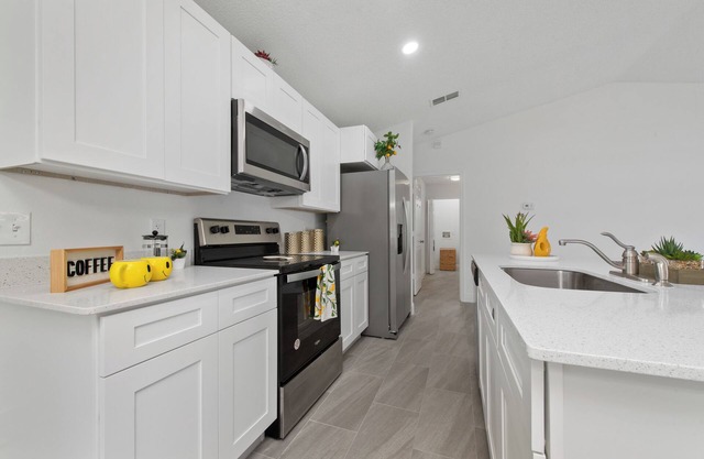 Modern Home for 8- 3bd/2ba near WEC & Springs