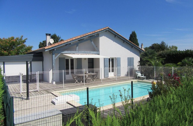 casa de la familia con 4 dormitorios, piscina privada en un jardín vallado