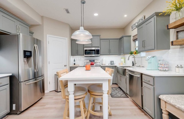 Family Oasis w/ Hot Tub ideal for longer STAYS!