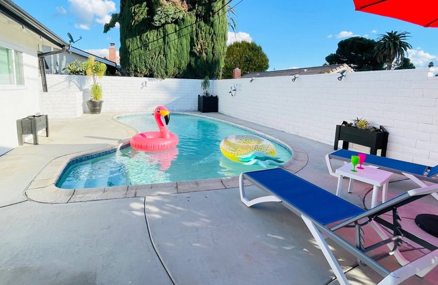 FAMILY POOL HOME/ 3-BDR/KING BED/Sleeps 10/Game Room/Arcade/near UCR