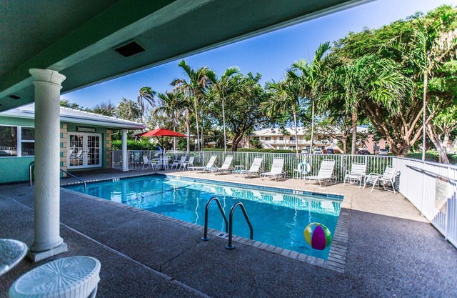 Family Poolside Suite with full kitchen! sleeps 5