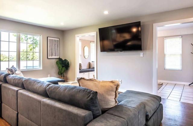 Spacious Home: Downtown & Family Getaways