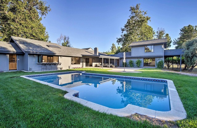 NUEVO-Lavish Valley Center Home w / Tennis Ct, Game Rm