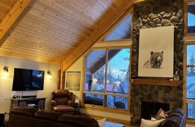 Family Ski-In/Out with Private Hot Tub, Sleeps 9