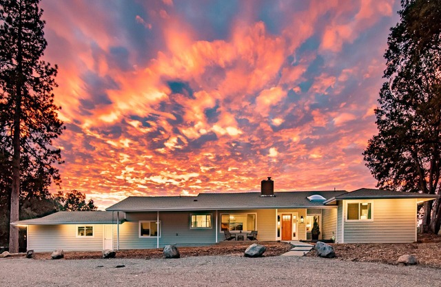 Family Vacay to Yosemite: Mariposa, CA: Game Rm, Hot Tub, EV Charger, 3 Ensuites