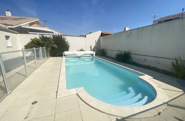 Villa familiar con piscina privada climatizada, a 800m de la playa, WiFi