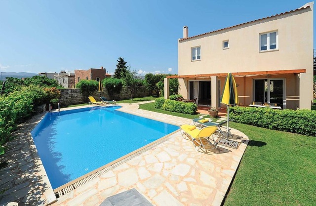 Villa familiar con amplio espacio exterior, piscina y alojamiento espacioso