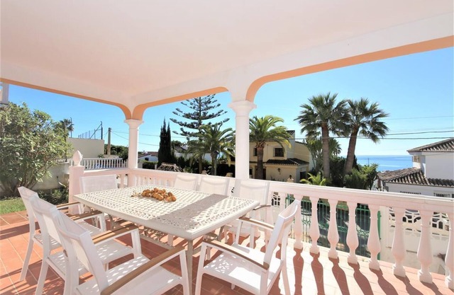 Villa familiar con vistas al mar y climatización, Cerca de la playa, restaurantes y puerto