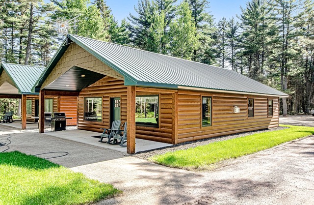 Fantastic dog-friendly cabin with hot tub, fireplace, patio, grill, central AC, & W/D