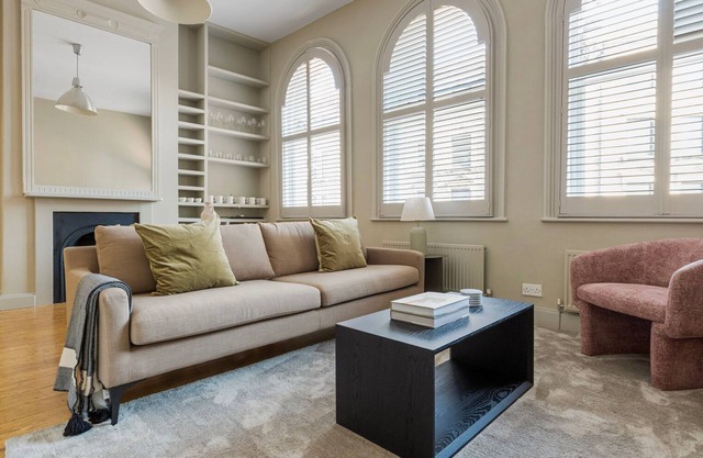 Fantastic Farringdon 2BR w/ High Ceilings, nr Dining, by Blueground