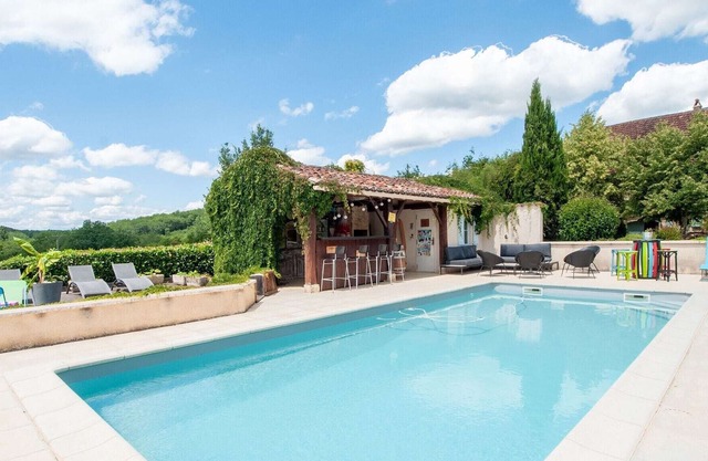 Fantástica casa de vacaciones en Dégagnac con jacuzzi