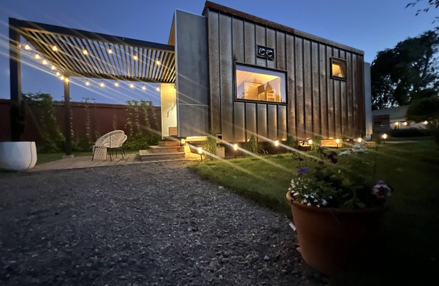 Elm Street Studio, Artful Luxury Tiny Cabin | 2 Queen Beds | Private Garden | Great location | View