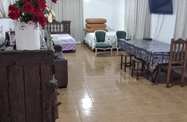 Casa de campo rodeada de cantos de pájaros muy verdes
